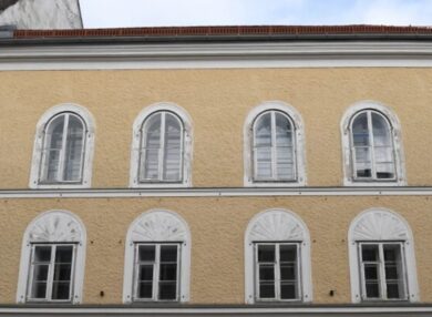 Tedeschi sorpresi a festeggiare il compleanno di Hitler a casa sua