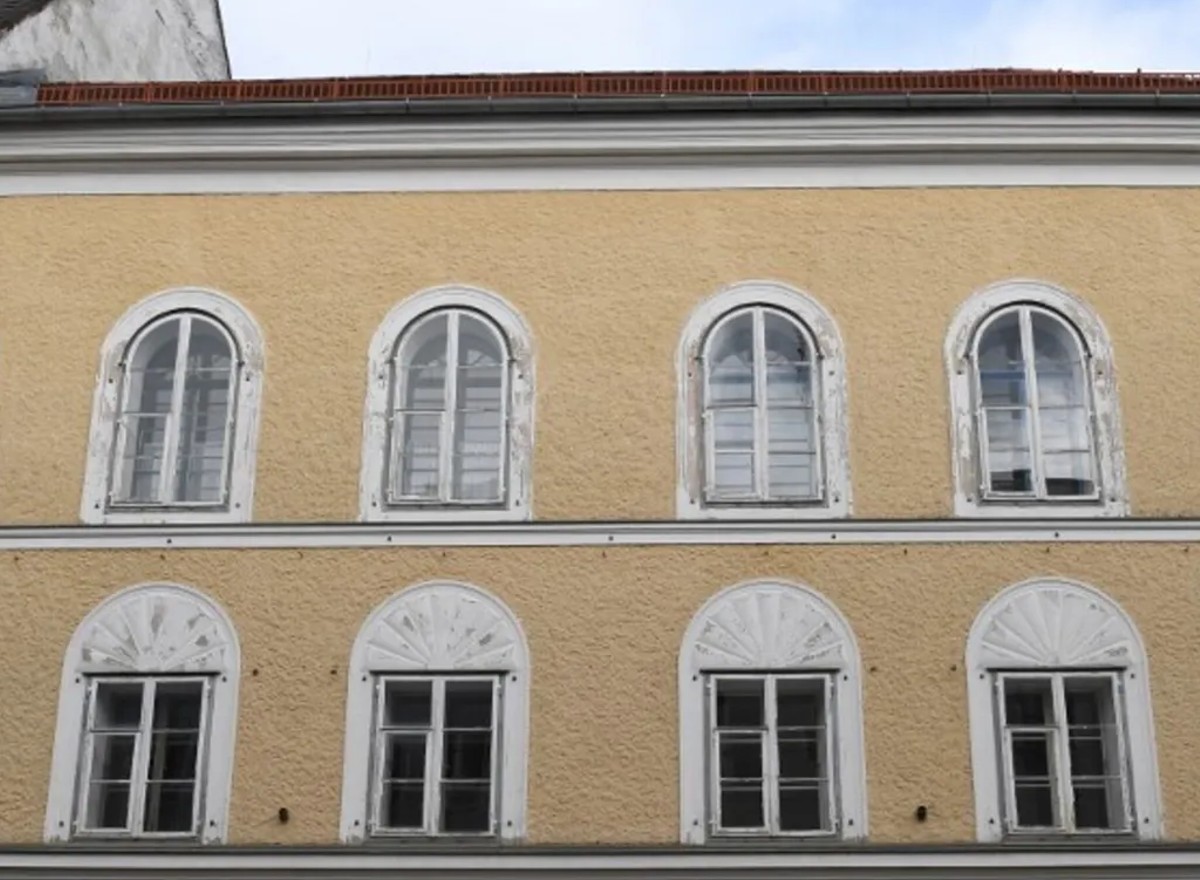 Tedeschi sorpresi a festeggiare il compleanno di Hitler a casa sua Tedeschi sorpresi a festeggiare il compleanno di Hitler a casa sua