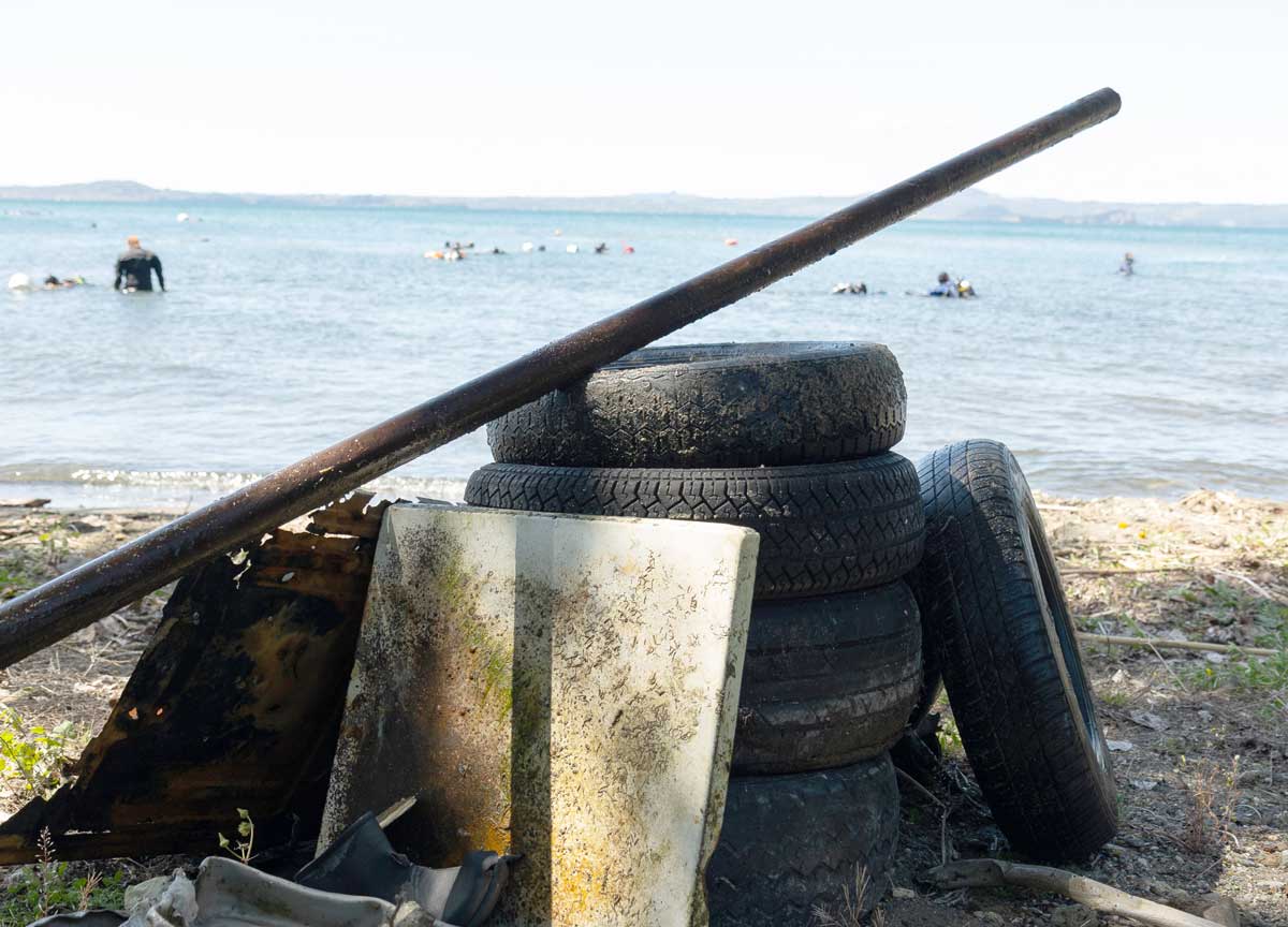 Bolsena, un lago di immondizia: il fondale restituisce 17 quintali di rifiuti Bolsena, un lago di immondizia: il fondale restituisce 17 quintali di rifiuti