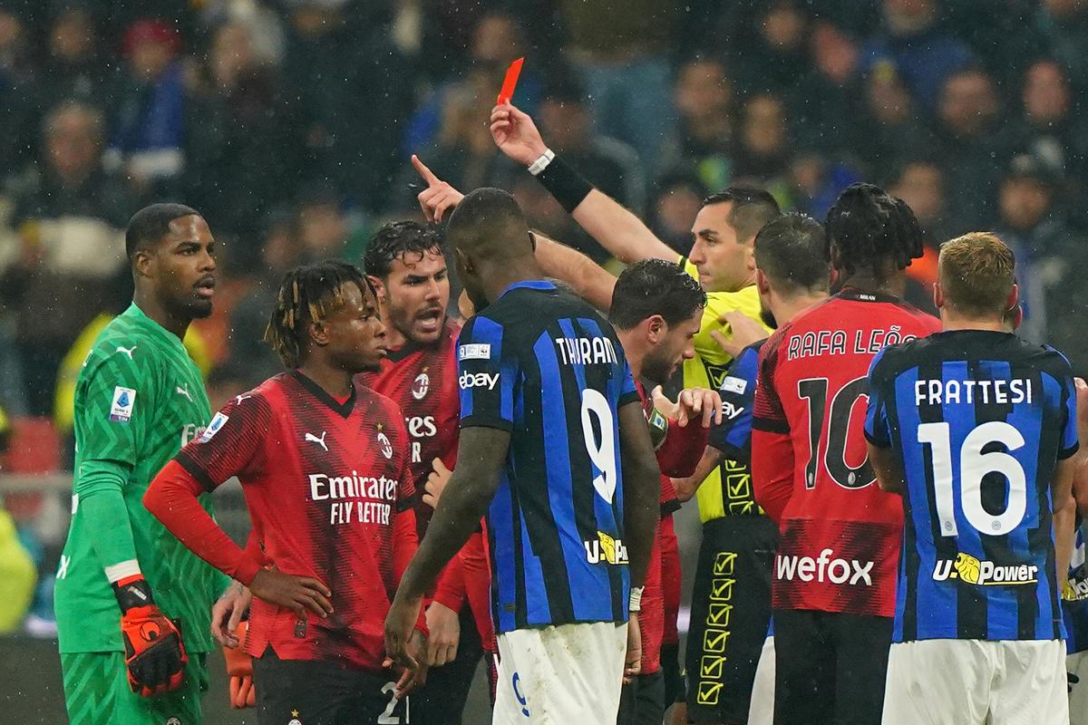 Scudetto Inter: festa anche in Duomo, tifosi nelle strade Scudetto Inter: festa anche in Duomo, tifosi nelle strade