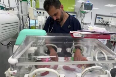Gaza, una bimba nasce già orfana: il cesareo d’urgenza, poi la vita. La storia