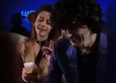 Il prosecco nel bicchiere non basta: Annalisa chiede un calice pieno