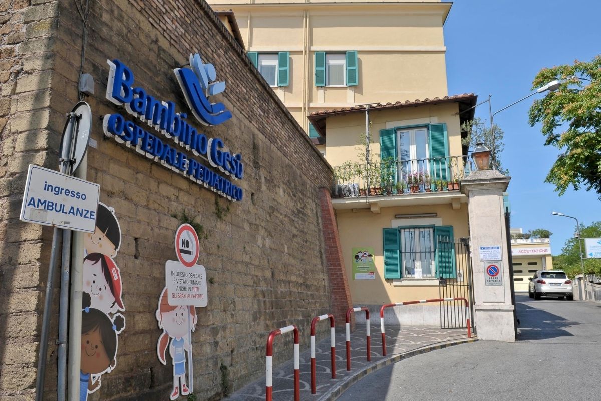 Dal Regno Unito al Bambino Gesù per una malformazione cardiaca: il volo AM Dal Regno Unito al Bambino Gesù per una malformazione cardiaca: il volo AM