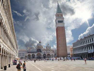 Venezia, cadono pezzi di cemento armato dal campanile di San Marco