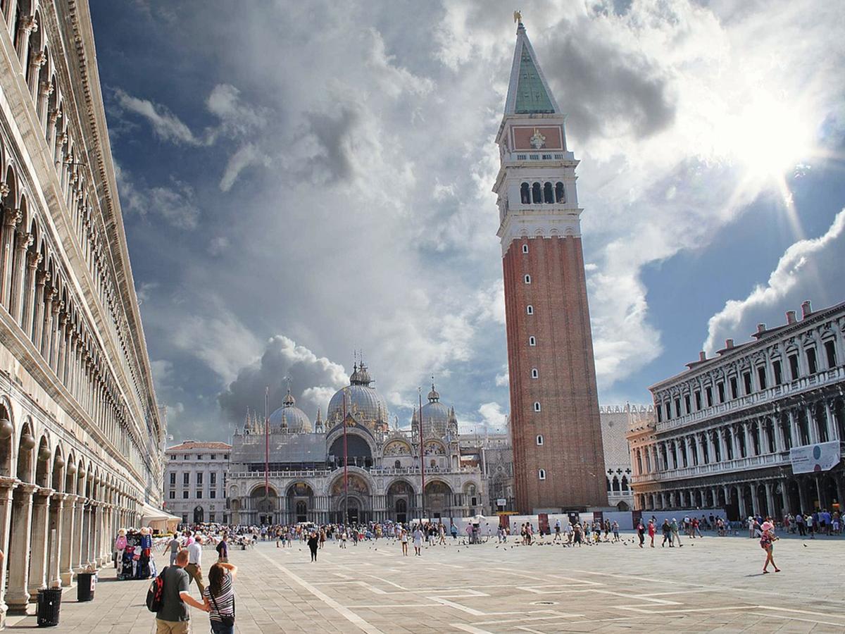 Venezia, cadono pezzi di cemento armato dal campanile di San Marco Venezia, cadono pezzi di cemento armato dal campanile di San Marco