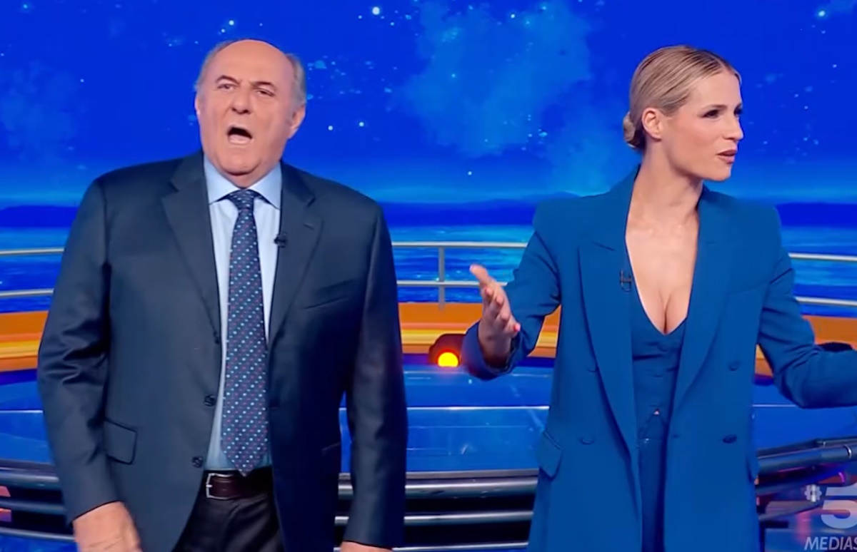 Scotti “punge” Fagnani sui gioielli: “Belva addomesticata? Devi fare i nomi” Scotti “punge” Fagnani sui gioielli: “Belva addomesticata? Devi fare i nomi”