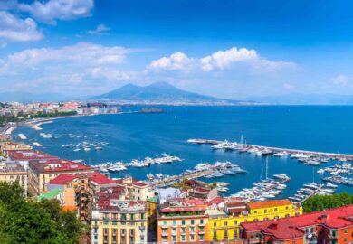 Napoli, affitti gratis o ridicoli: buco milionario nelle casse comunali