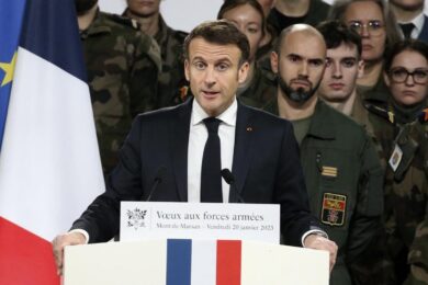 Macron fa il sovranista e chiama l’Europa alle armi: “Siamo accerchiati”