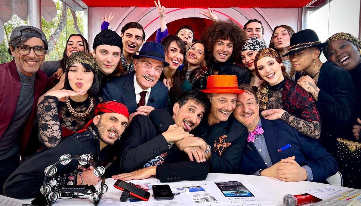 25 aprile secondo Fiorello: “72% degli italiani si sente antifascista, l’altro 28% manda cv alla Rai. Occhio a Carlo Conti…” 25 aprile secondo Fiorello: “72% degli italiani si sente antifascista, l’altro 28% manda cv alla Rai. Occhio a Carlo Conti…”