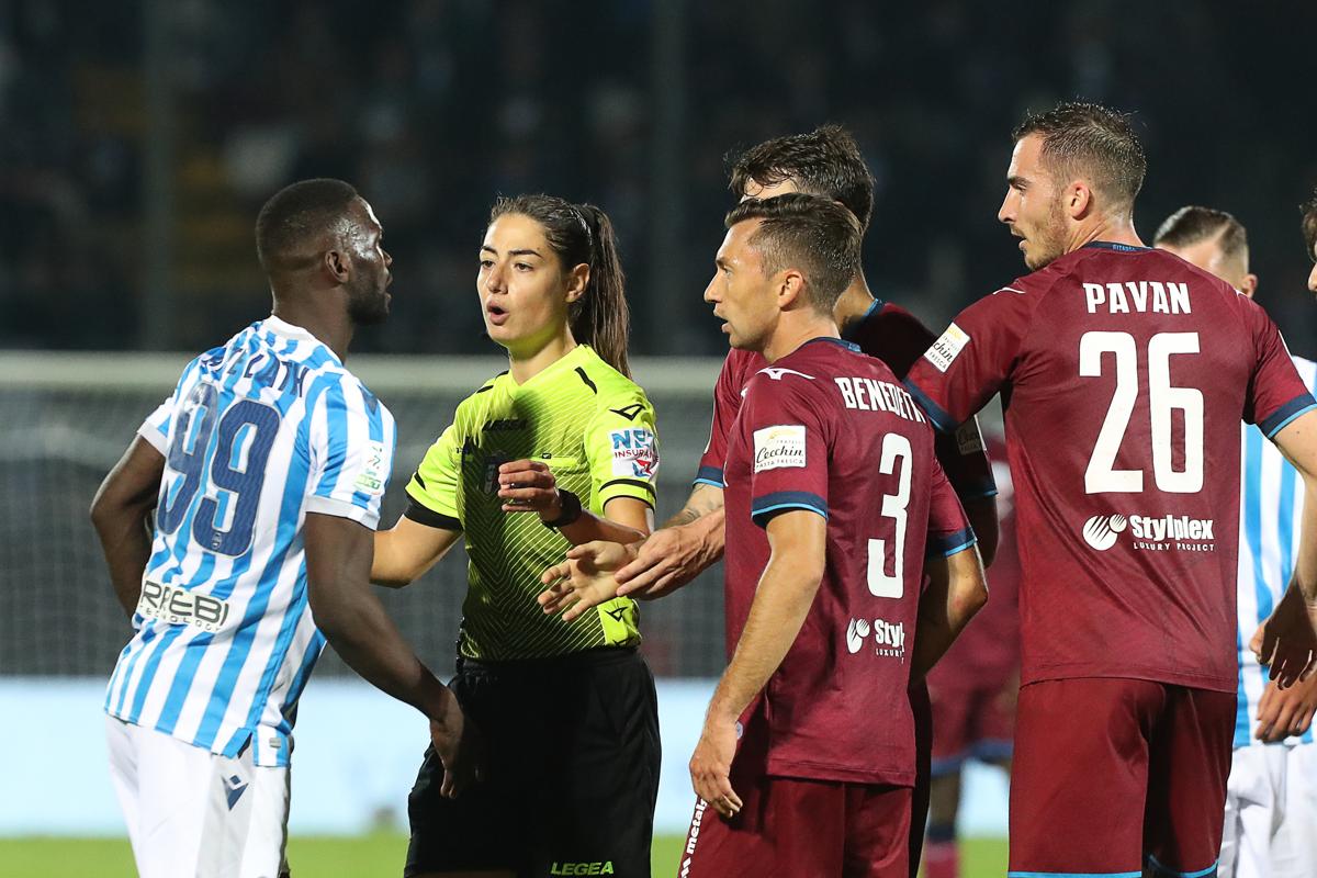 Chi sono i tre arbitri donna scelti per Inter-Torino. Svolta in serie A! Chi sono i tre arbitri donna scelti per Inter-Torino. Svolta in serie A!