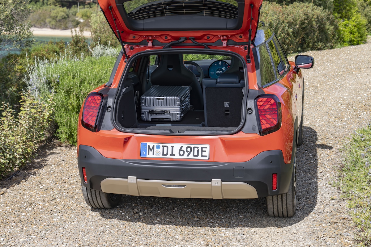 MINI Aceman: innovazione e stile nel nuovo crossover elettrico MINI Aceman: innovazione e stile nel nuovo crossover elettrico