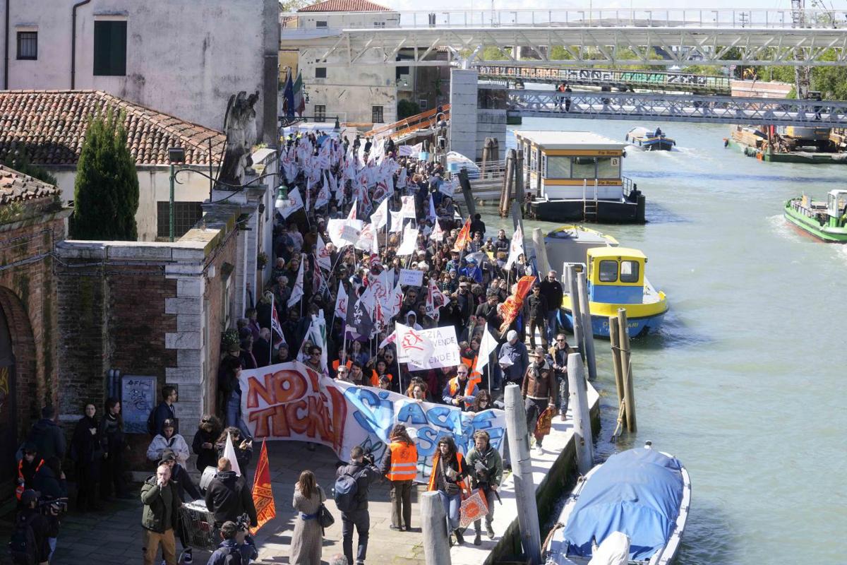 Venezia, debutta il ticket d’ingresso: 15mila i paganti. Ma è caos proteste Venezia, debutta il ticket d’ingresso: 15mila i paganti. Ma è caos proteste