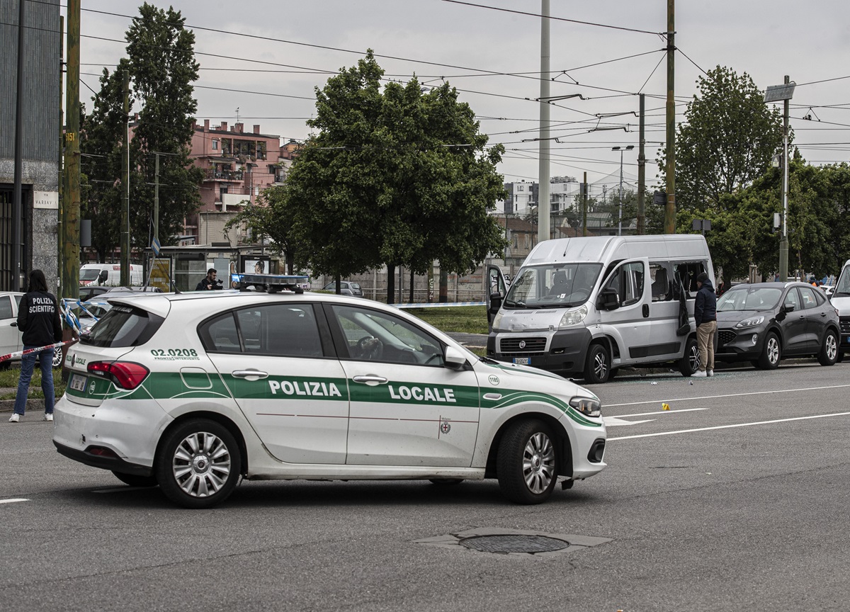 Giovane ucciso per strada a colpi di pistola a Milano. FOTO