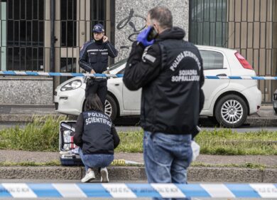 Giovane ucciso per strada a colpi di pistola a Milano. FOTO