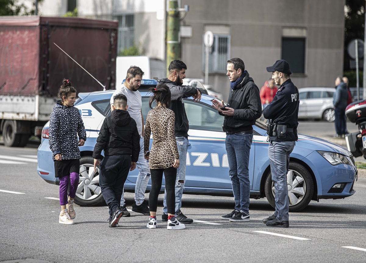 Giovane ucciso per strada a colpi di pistola a Milano. FOTO