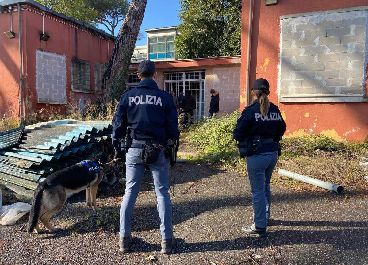 Paura a Lavinio: bloccano uno spacciatore la Volante accerchiata dagli amici