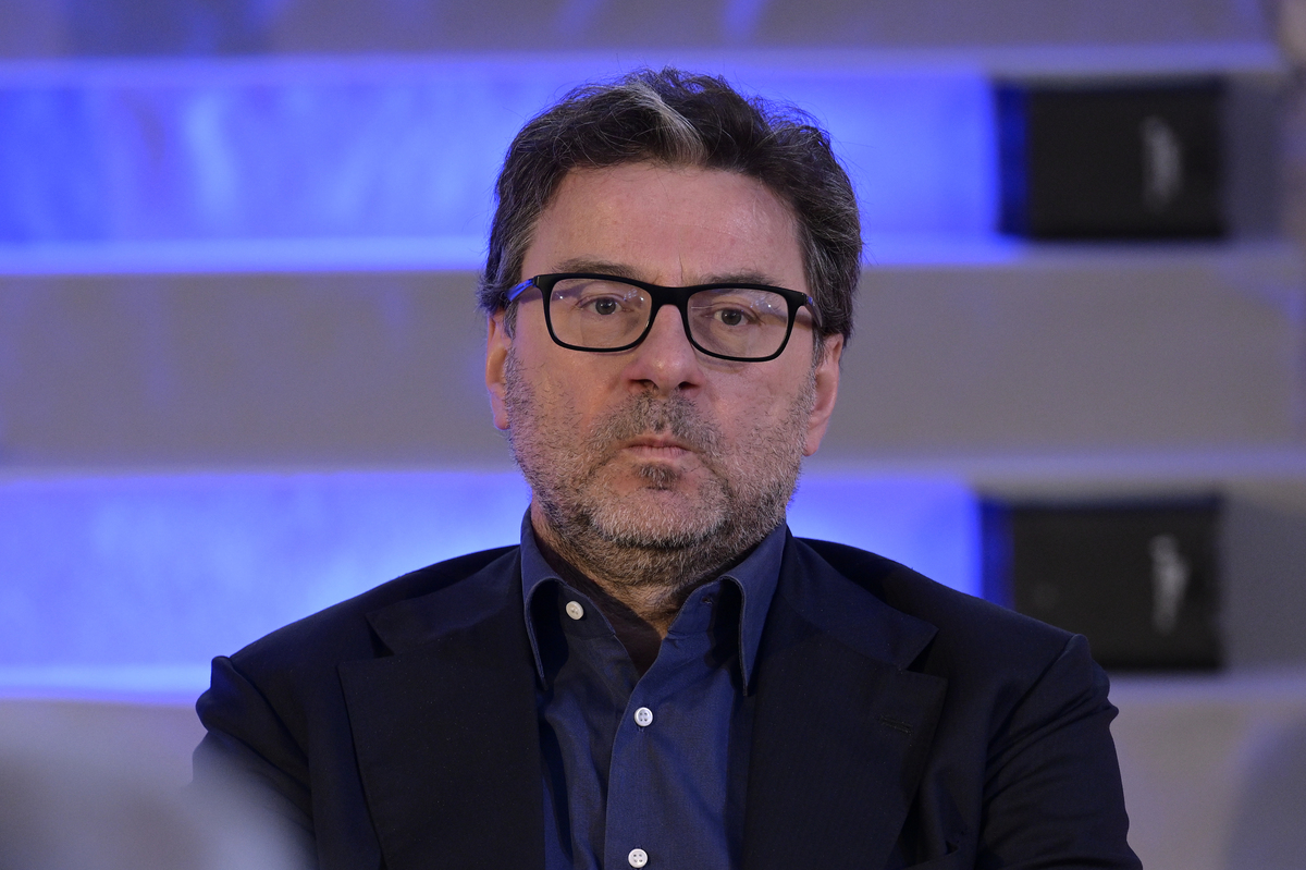 “Vannacci non è della Lega”. Giorgetti rompe con la linea salviniana “Vannacci non è della Lega”. Giorgetti rompe con la linea salviniana