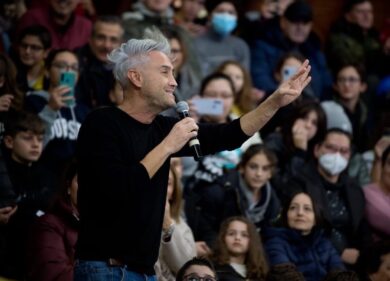 Dalla polemica con il virologo Burioni all’omosessualità, chi è il prof di fisica Vincenzo Schettini