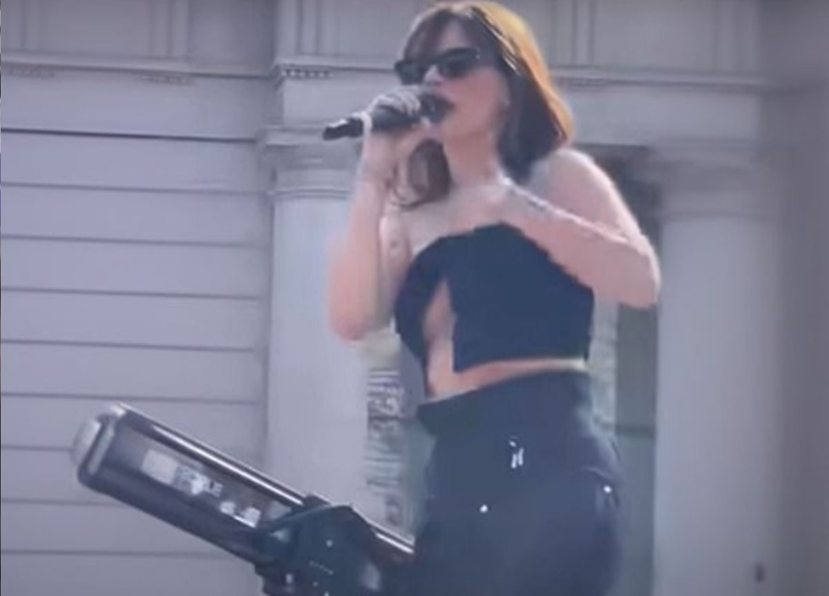 Annalisa, lancio di reggiseni al concerto. Che show! Video e foto Annalisa, lancio di reggiseni al concerto. Che show! Video e foto