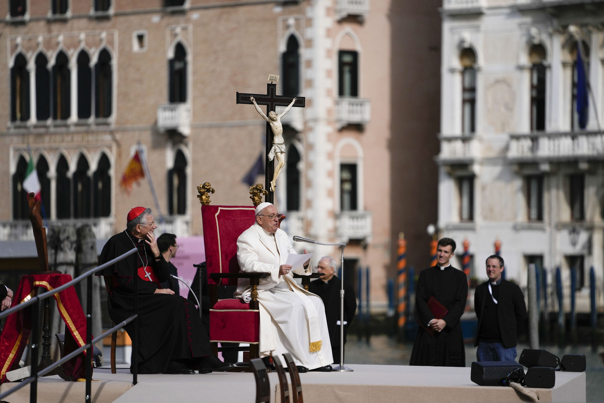 Venezia, il Papa incontra i giovani. Il messaggio: “Siate rivoluzionari” Venezia, il Papa incontra i giovani. Il messaggio: “Siate rivoluzionari”