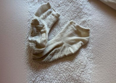 “Tre calzini usati nel pacco Shein”. Un messaggio segreto dei lavoratori?