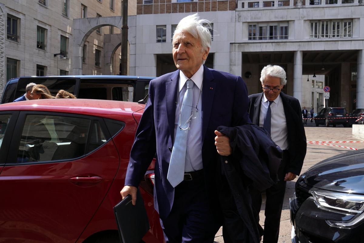 Trichet sferza l’Europa: “La Bce può tagliare i tassi senza aspettare la Fed” Trichet sferza l’Europa: “La Bce può tagliare i tassi senza aspettare la Fed”