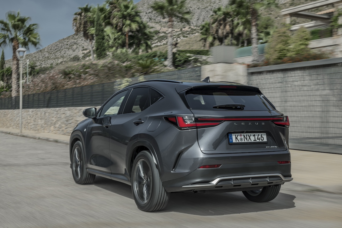 Lexus, la strada per la mobilità elettrica passa dalla tecnologia Plug-in Lexus, la strada per la mobilità elettrica passa dalla tecnologia Plug-in