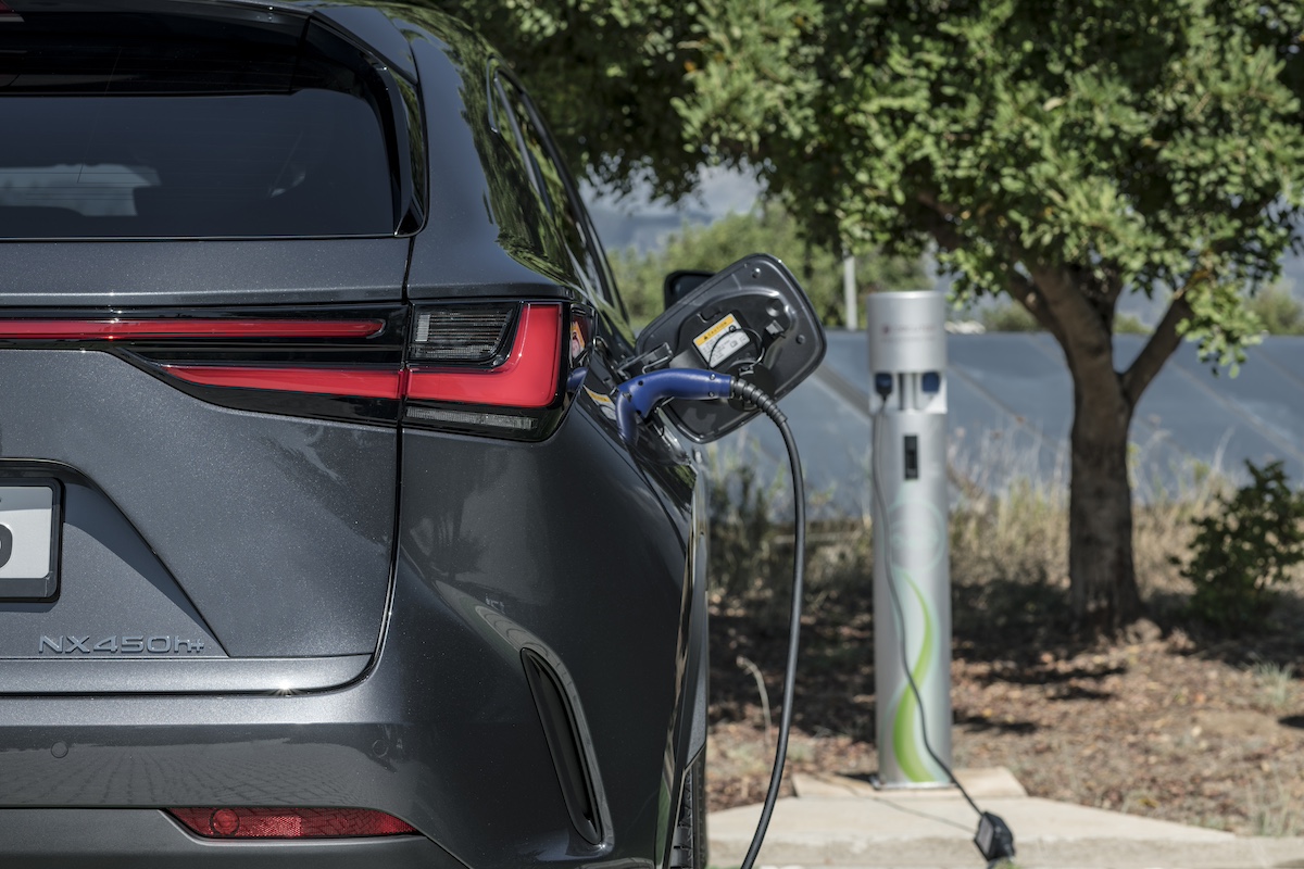 Lexus, la strada per la mobilità elettrica passa dalla tecnologia Plug-in Lexus, la strada per la mobilità elettrica passa dalla tecnologia Plug-in
