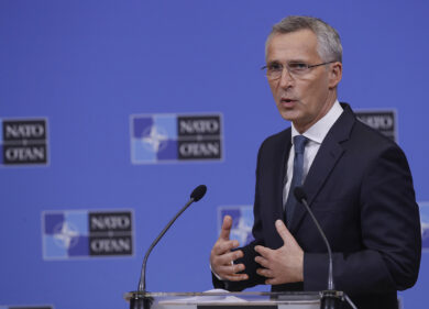 Zelensky: “L’invio delle armi sia rapido”. Nato: “Non è tardi per vincere”