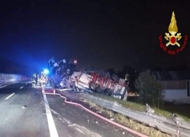 Bergamo, si ribalta un camion cisterna carico di acido solforico
