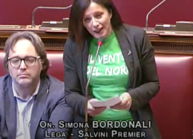 Autonomia, deputata della Lega con la maglia Vento del Nord: proteste in Aula