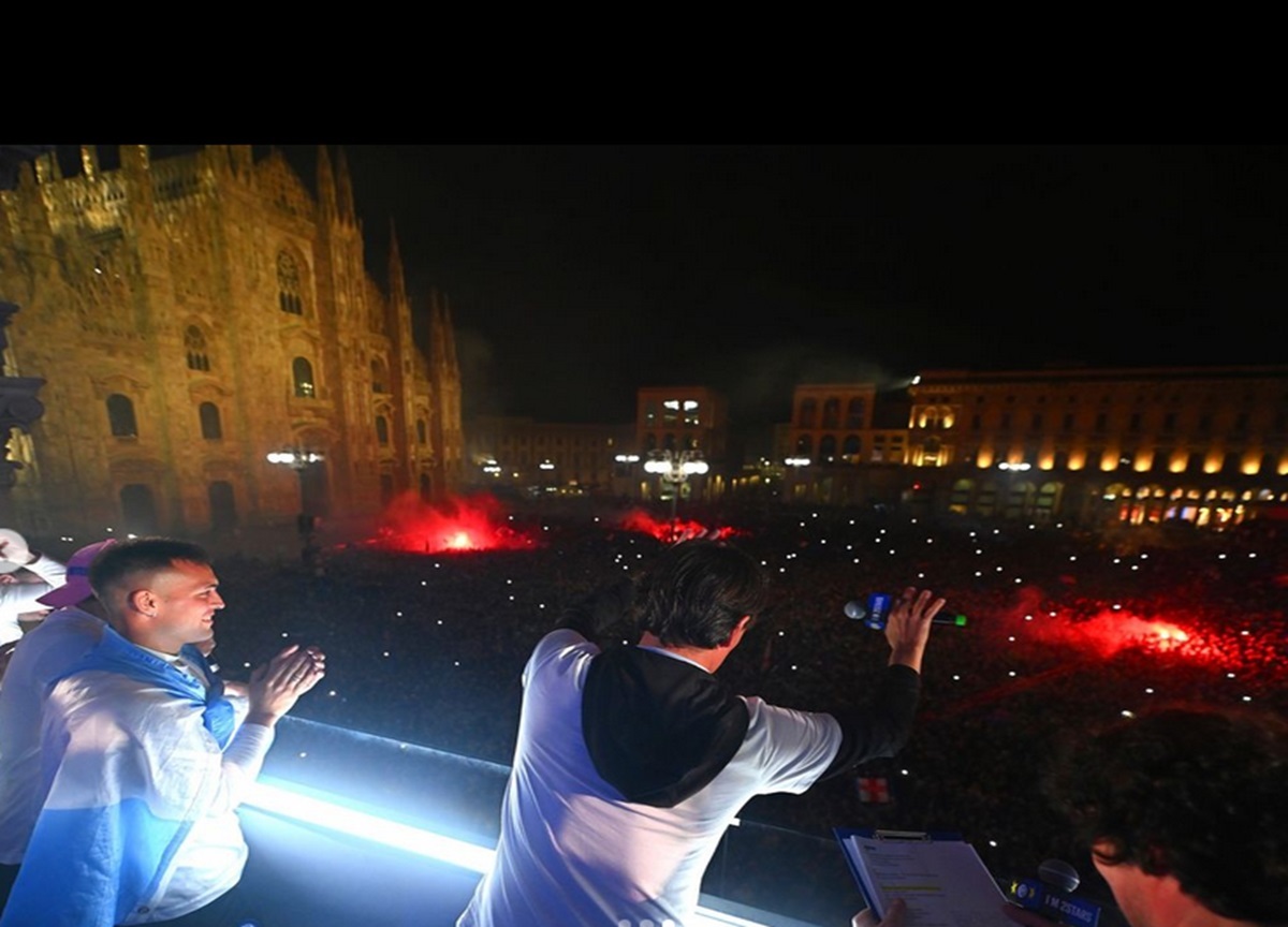 Festa Inter sino a notte in Duomo: tra i tifosi anche La Russa. FOTO-VIDEO