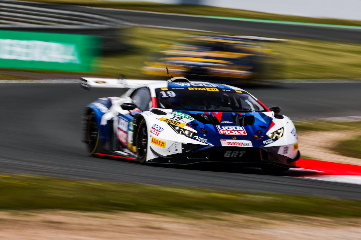 Lamborghini brilla nel DTM, Luca Engstler trionfa a Oschersleben Lamborghini brilla nel DTM, Luca Engstler trionfa a Oschersleben