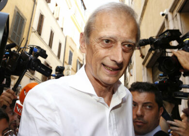 Fassino: “Lei non sa chi sono io”. Pd, imbarazzo e silenzi per quel furto