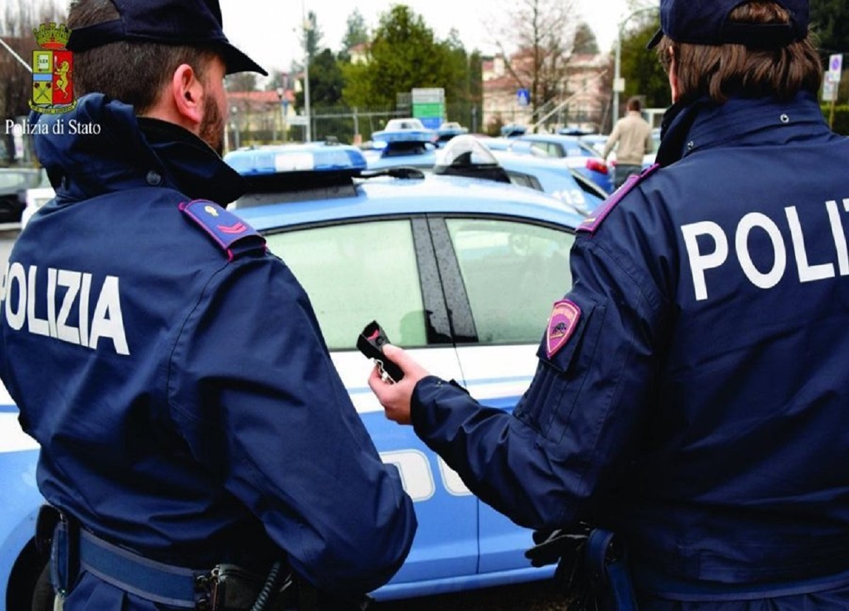 Milano: scippi ad anziani con tecnica ketchup, arrestate 5 persone Milano: scippi ad anziani con tecnica ketchup, arrestate 5 persone