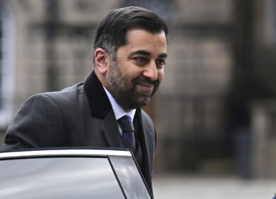 Scozia, il primo ministro Yousaf si dimette: un duro colpo per l’indipendenza