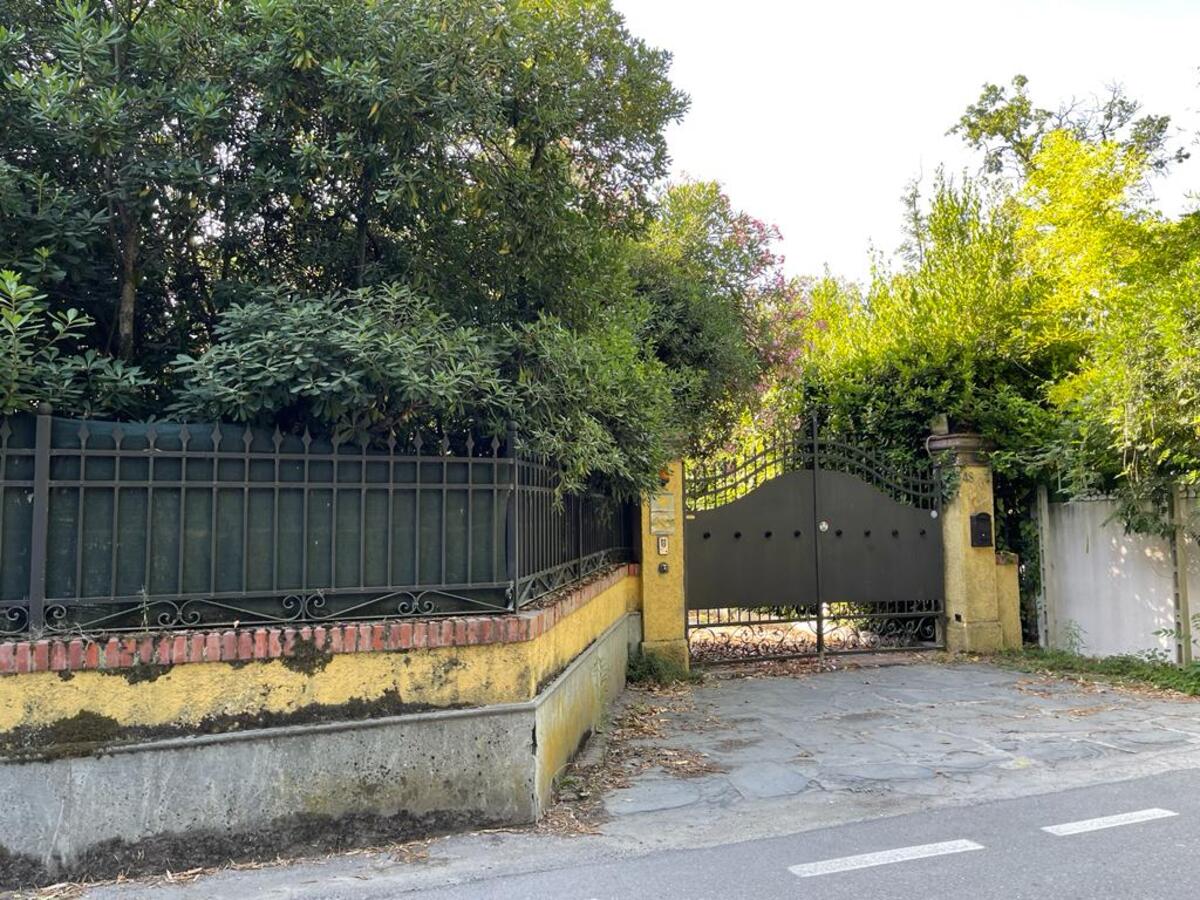 Villa Santanchè, il giallo della proprietà: è intestata al figlio “fantasma” Villa Santanchè, il giallo della proprietà: è intestata al figlio “fantasma”