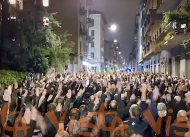 Milano: saluti romani e il “presente” sotto casa di Ramelli: video