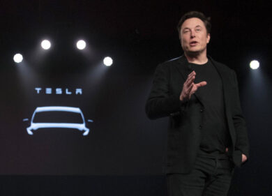 Tesla: Musk licenzia i dirigenti senior, nuovi tagli della forza lavoro