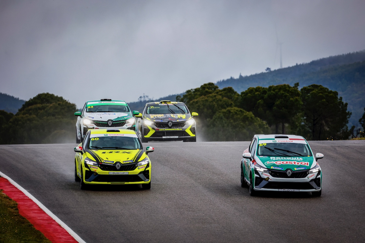 Clio Cup Europa: Arduini sfortunato in Portogallo, fuori dalla Top10 Clio Cup Europa: Arduini sfortunato in Portogallo, fuori dalla Top10
