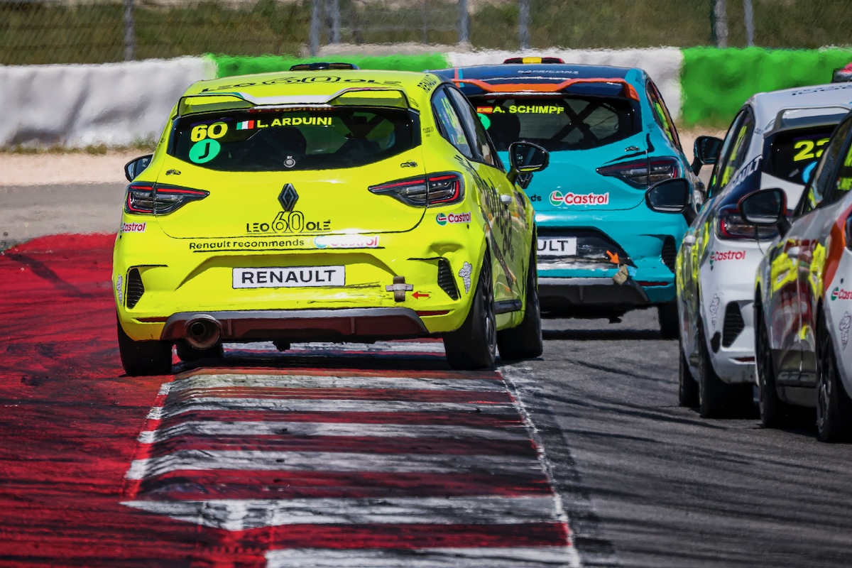 Clio Cup Europa: Arduini sfortunato in Portogallo, fuori dalla Top10 Clio Cup Europa: Arduini sfortunato in Portogallo, fuori dalla Top10