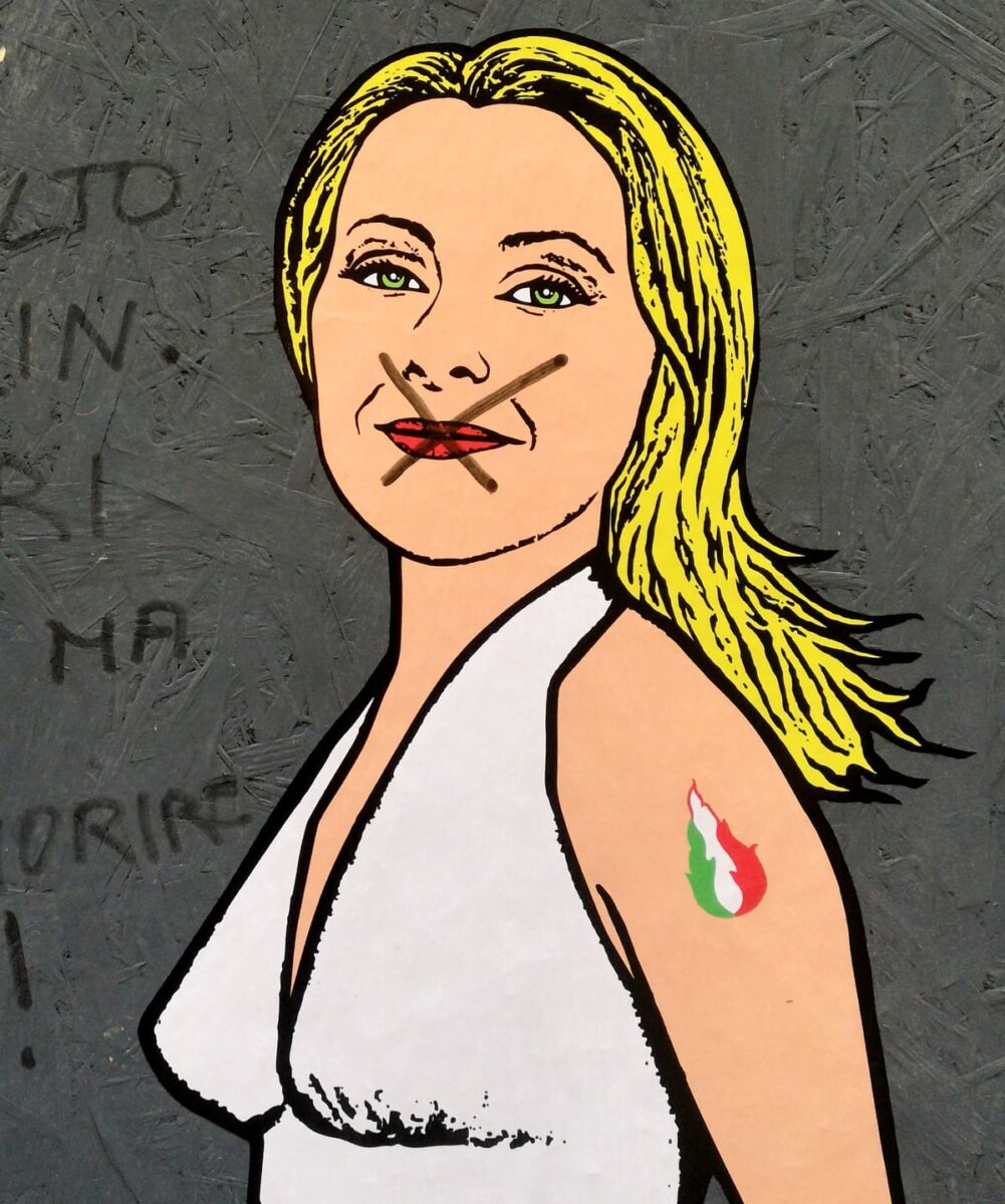 Sfregiato il murales di Meloni. Scritte ed X sulla bocca. Le foto Sfregiato il murales di Meloni. Scritte ed X sulla bocca. Le foto