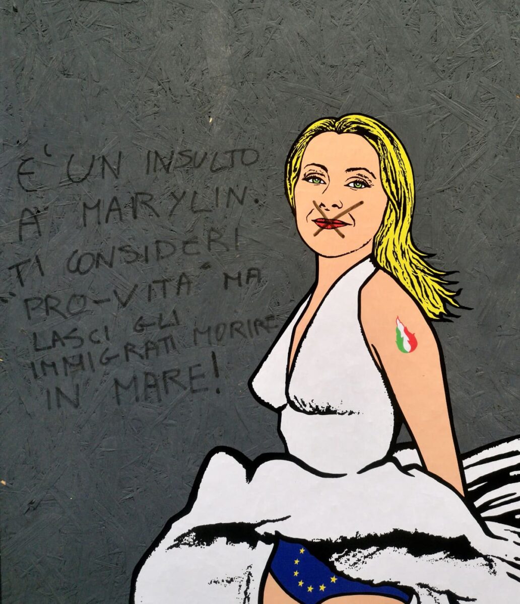Sfregiato il murales di Meloni. Scritte ed X sulla bocca. Le foto Sfregiato il murales di Meloni. Scritte ed X sulla bocca. Le foto