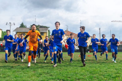 AS Velasca con la divisa Le Coq Sportif ispirata dal blu di Yves Klein