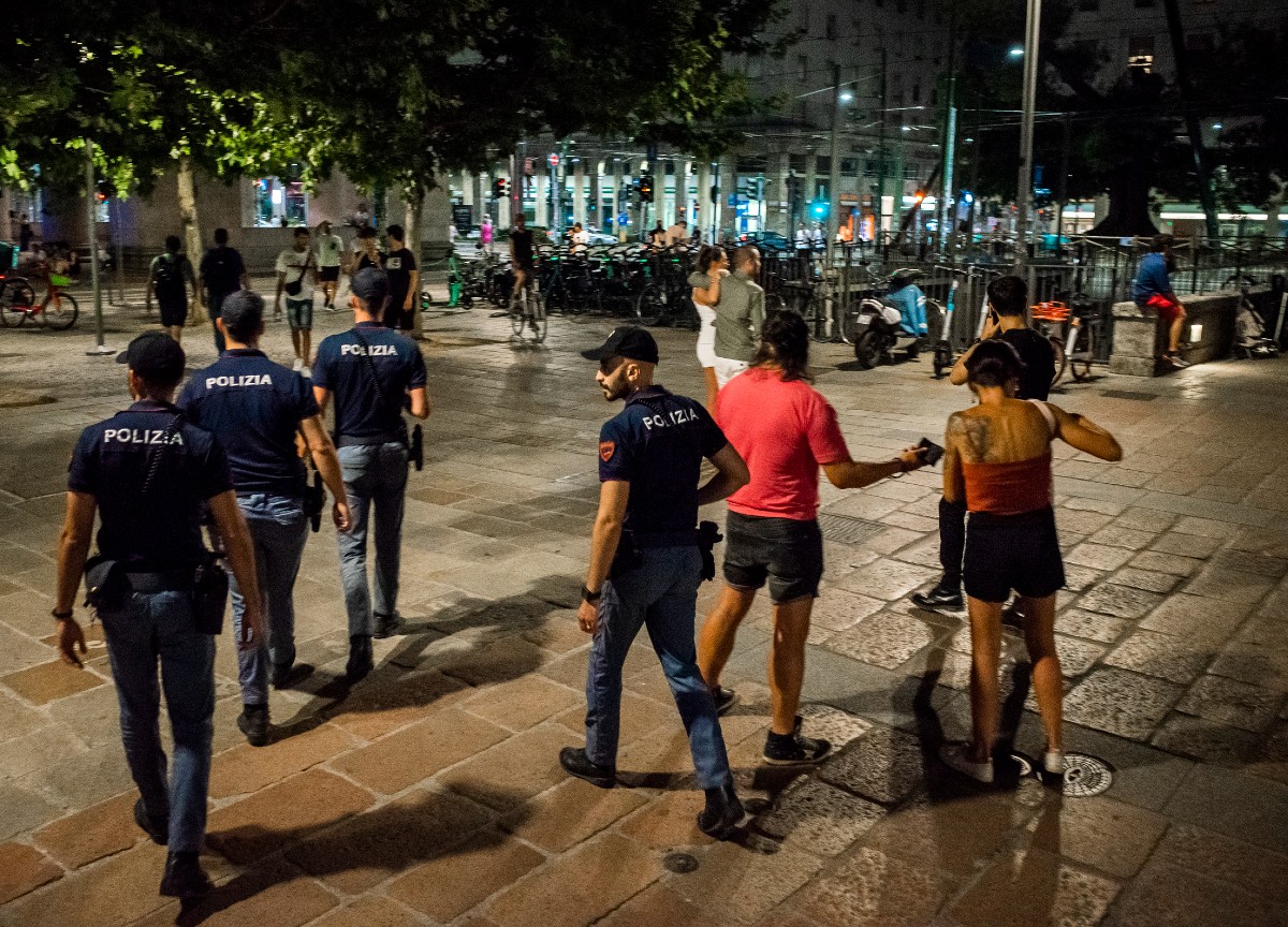 Milano, movida: da domani vietata la vendita di bevande nel vetro o in lattina Milano, movida: da domani vietata la vendita di bevande nel vetro o in lattina