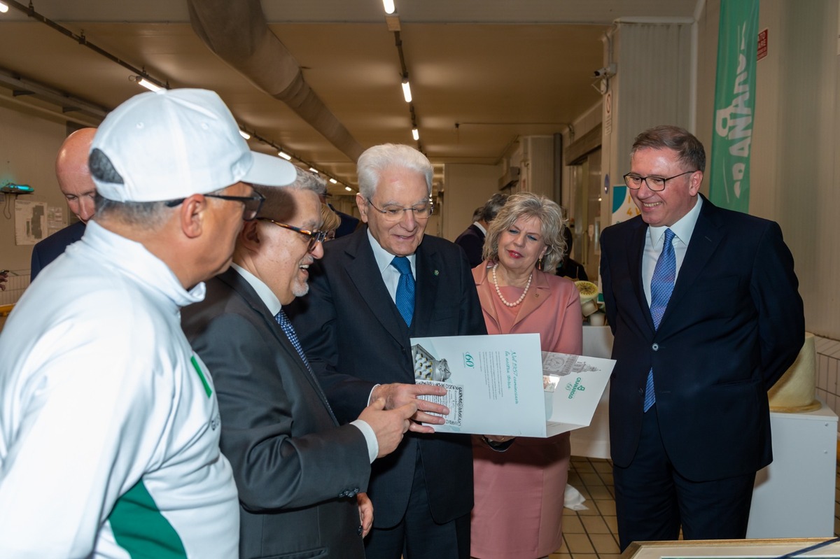 Granarolo: Mattarella in visita in due unità produttive di Castrovillari Granarolo: Mattarella in visita in due unità produttive di Castrovillari