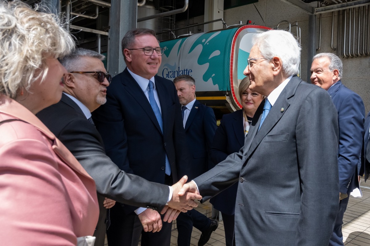 Granarolo: Mattarella in visita in due unità produttive di Castrovillari Granarolo: Mattarella in visita in due unità produttive di Castrovillari