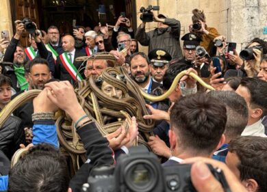 Duecento serpenti in un solo giorno: a Cocullo si rinnova il rito dei serpari