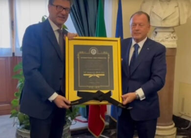 Giorgetti riceve cintura nera di judo: avvertimento ai colleghi spendaccioni