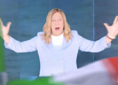 Crozza/ Meloni: “Sono una del popolo, quando passo mi dice ‘Daje Giorgia!” per cui sulla scheda potete pure scrivere solo ‘Daje’!”
